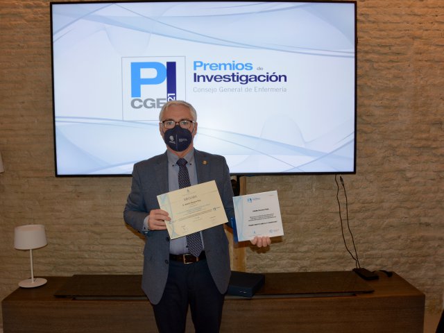 Adolfo Romero posa con su premio